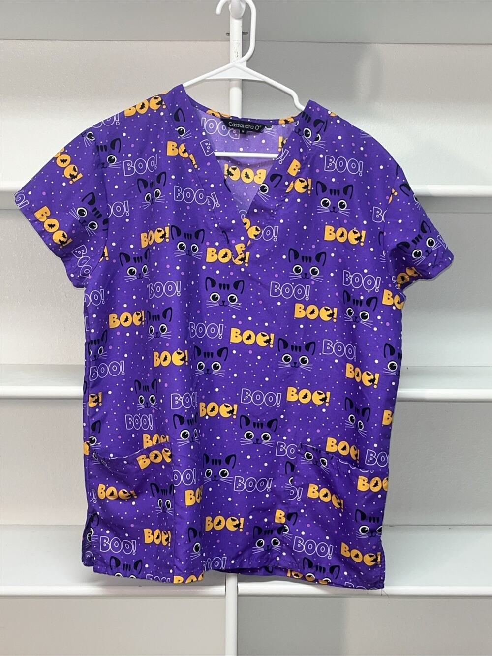 Cassandra O Halloween Purple Happy Kitty Scrub Top Women’s Medium Boo Confetti